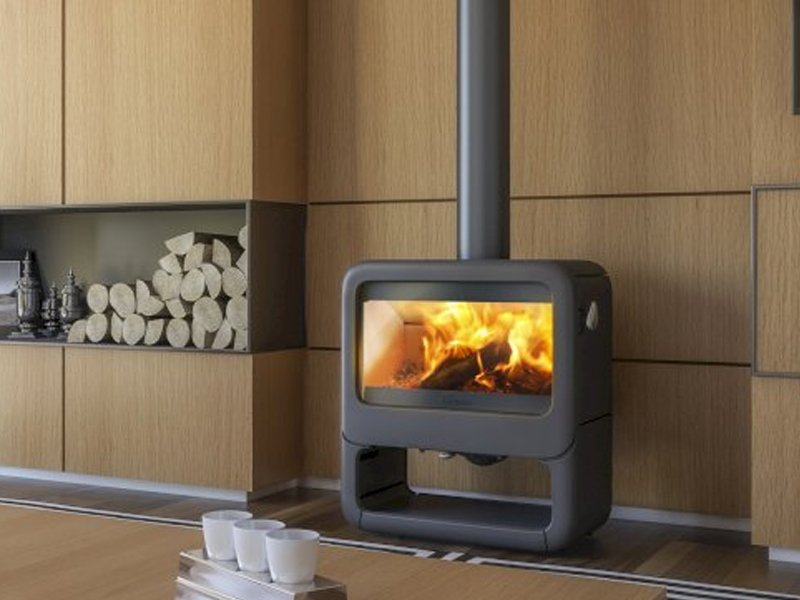 <b>Reference:</b> STELAR 93 <br> 
<b>Description:</b><br>- Cast iron wood stove <br>
- Top or rear flue exit. <br>
- Heat output range: 6.5-12kW <br>
- Efficiency: 80% <br>
- Nominal heat output: 9kW <br>
- Flue socket: ø150 MM<br>
- Heating area: 182 m2 <br>
- Heating volume: 456 m3 <br>
<b>Dimensions:</b><br>- L= 66CM<br>- W= 37CM<br>- H= 75CM<br><b>Weight:</b> 145KG