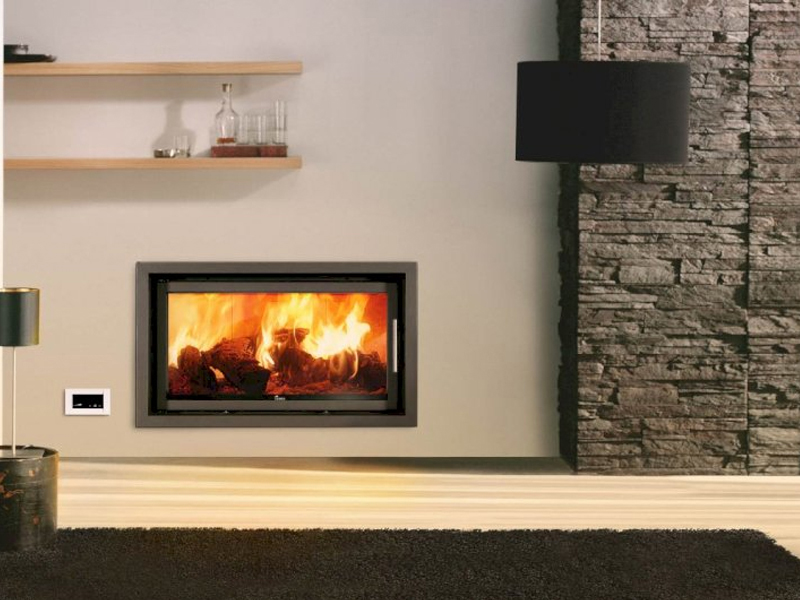 <b>Reference:</b> INCA <br> 
<b>Description:</b><br>- Fireplace Wood Insert <br>
- Heat output range: 11.5-21.5kW <br>
- Efficiency: 80% <br>
- Nominal heat output: 16.5kW <br>
- Flue socket: ø250 MM<br>
- Heating area: 147 m2 <br>
- Heating volume: 367 m3 <br>
<b>Dimensions:</b><br>- L= 102CM<br>- W= 64CM<br>- H= 113CM<br><b>Weight:</b> 220KG