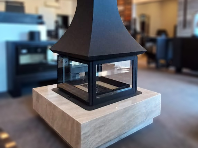 <b>Reference:</b> Central fireplace<br> 
<b>Description:</b><br>
- Metal fireplace.<br> 
- Heat output range: 14kW <br>
- Flue socket: ø200 MM<br>
<b>Opening Dimensions:</b><br>
-L=83CM <br>
-H=45CM<br>
<b>General Dimensions:</b><br>
H= 270CM
<br>
<b>Weight=</b>98 KG