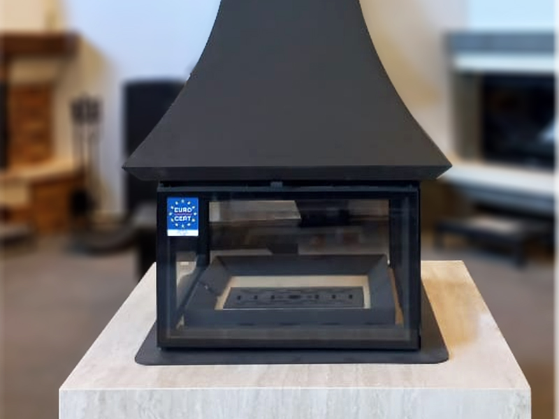 <b>Reference:</b> IVY 4V80<br> 
<b>Description:</b><br>
- Metal fireplace.<br> 
- Heat output range: 16kW <br>
- Flue socket: ø200 MM<br>
<b>Opening Dimensions:</b><br>
-L=93CM <br>
-H=50CM<br>
<b>General Dimensions:</b><br>
H=280CM
<br>
<b>Weight=</b>110 KG